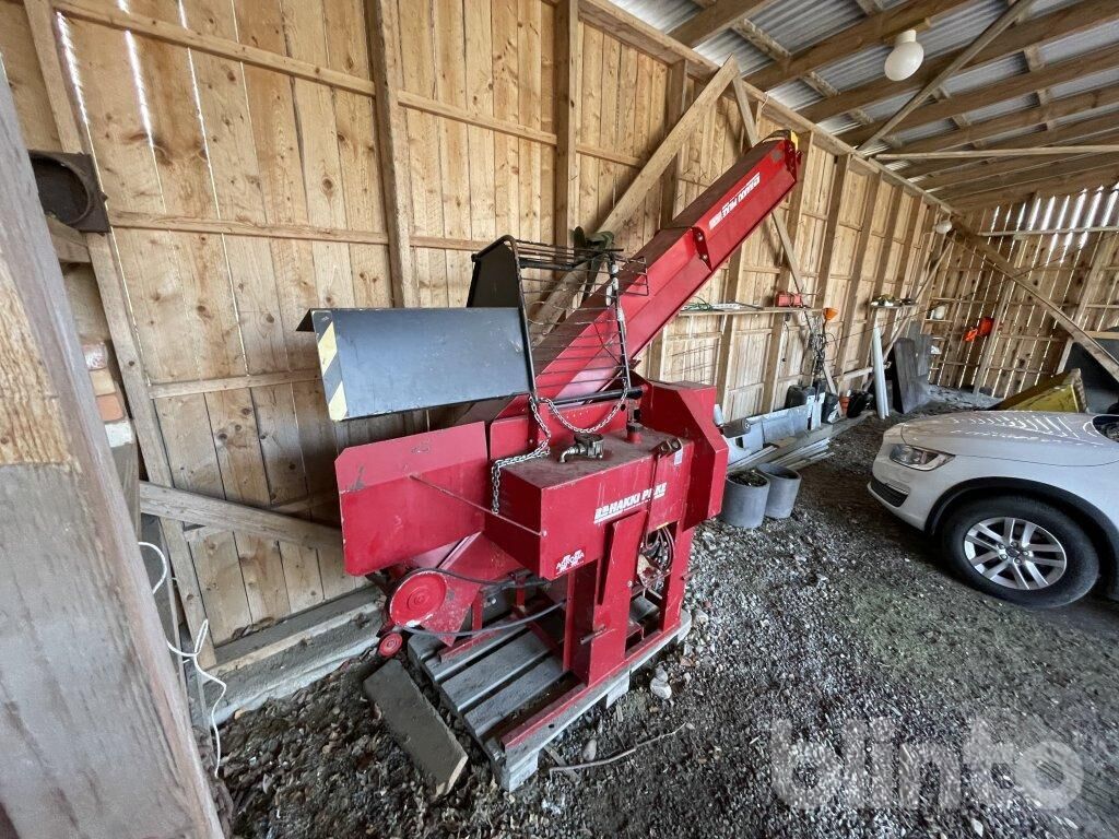 Hakki Pilke Traktor driven med klinga vedkløyver